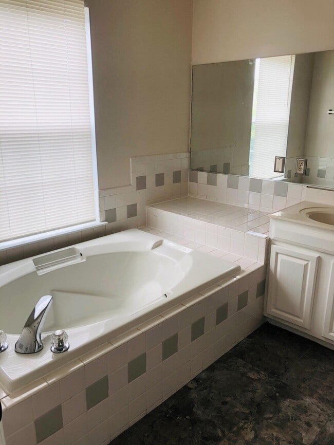 Building Photo - STAFFORD TOWNHOUSE - HANDY TO QUANTICO, SH...
