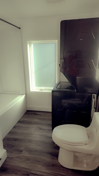 Bathroom - 806 N Ann St