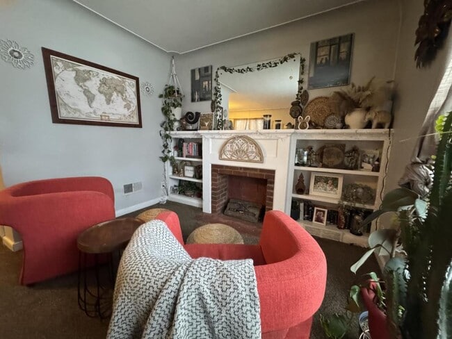 Building Photo - 406 E 9th St