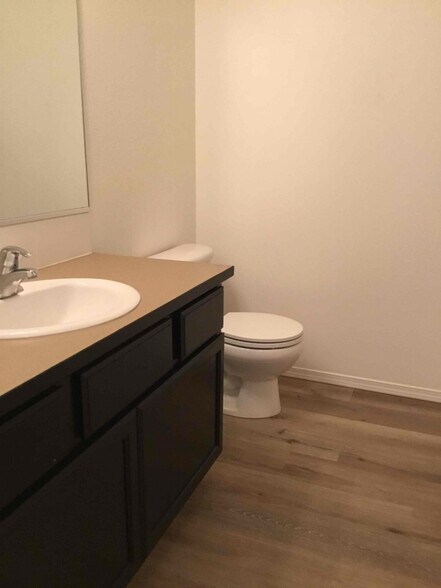 Building Photo - 2917 W Versailles Dr