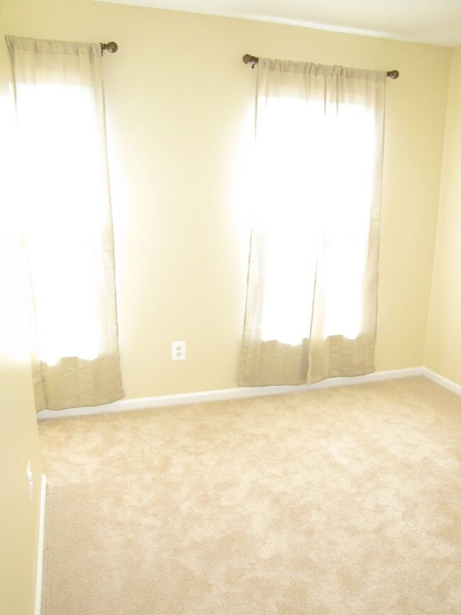 Building Photo - Townhouse In Sterling