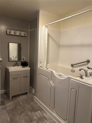 Building Photo - 717 S La Salle Dr