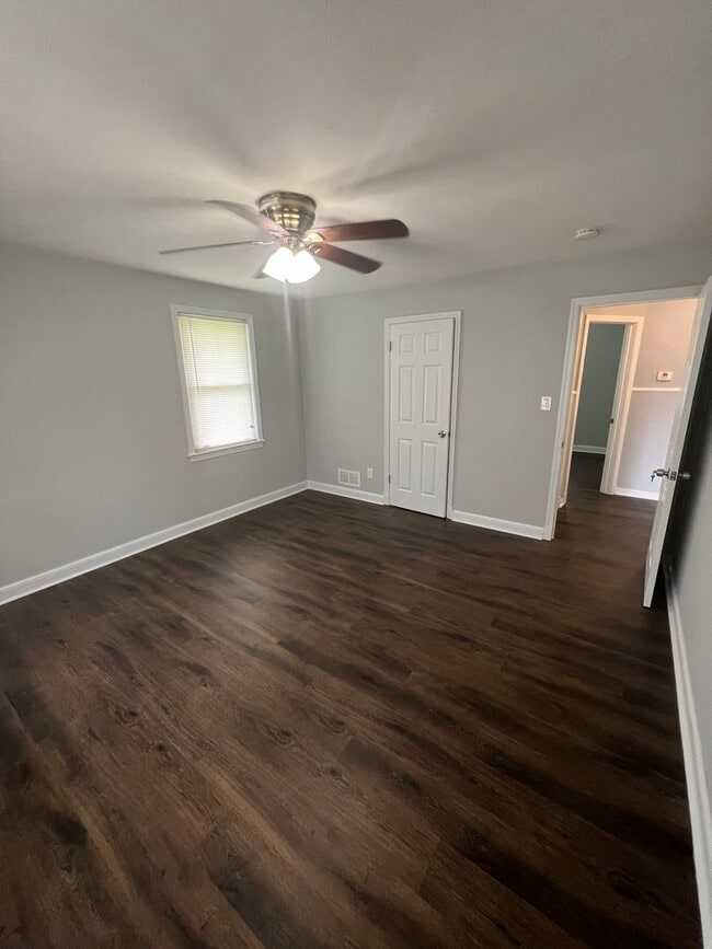 Building Photo - Amazing 6 Bedroom 2 Bathroom home with dual driveways