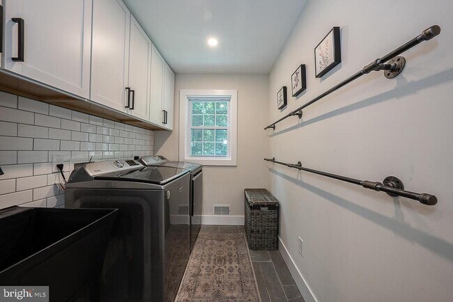 Building Photo - 227 Autumn Dr