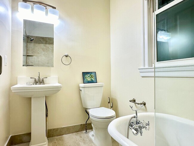Building Photo - Detached 4 bed 3 bath. Pets Welcome!