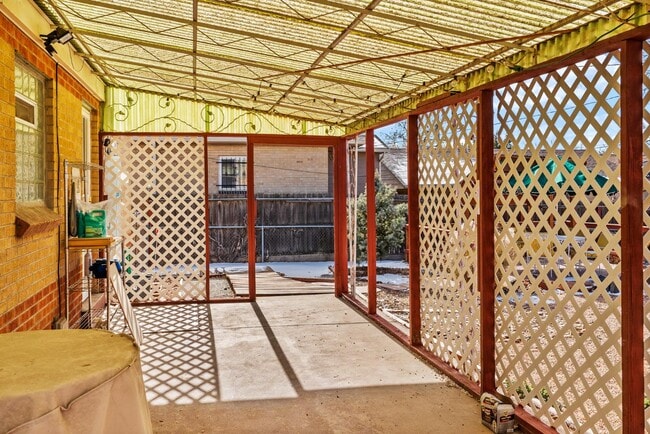 Building Photo - 1733 Lima St