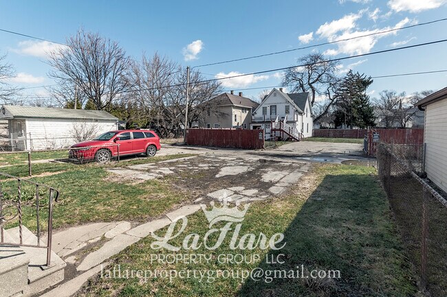 Building Photo - 631 Clark St