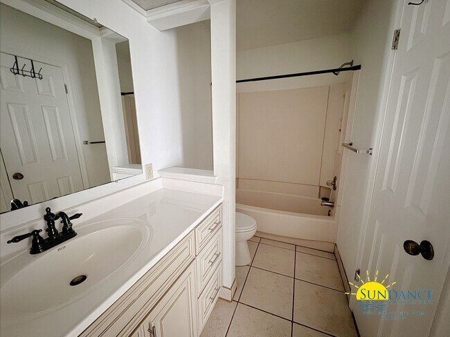 Building Photo - Charming Downtown Condo in Fort Walton Beach!