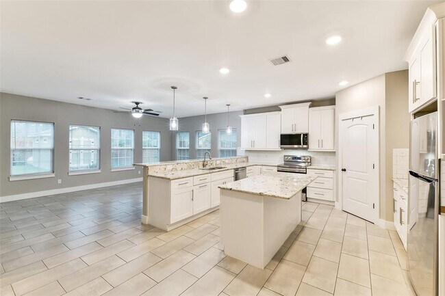 Building Photo - 15407 Cypress Gdns Dr
