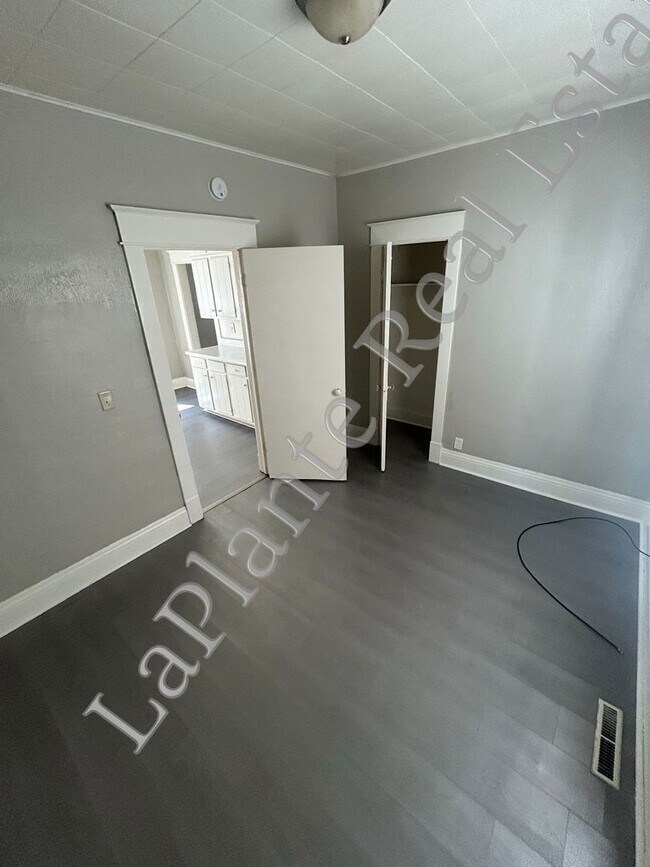 Building Photo - Comfortable Single-Family Home for Rent