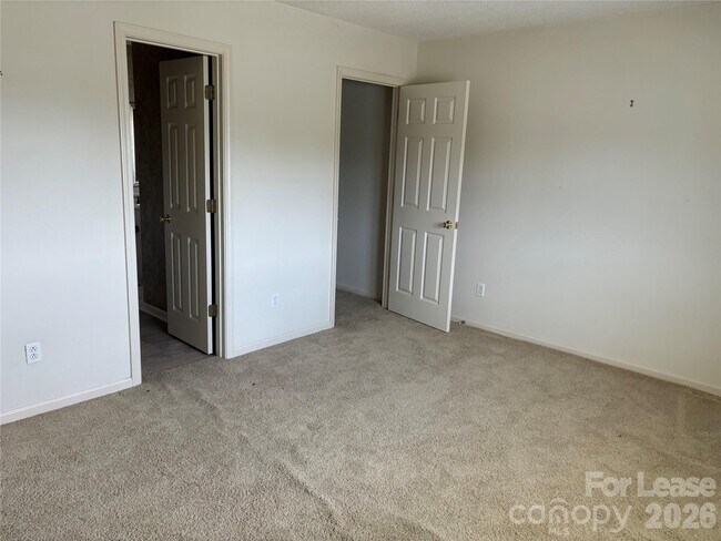 Building Photo - 2417 Lynwood Dr
