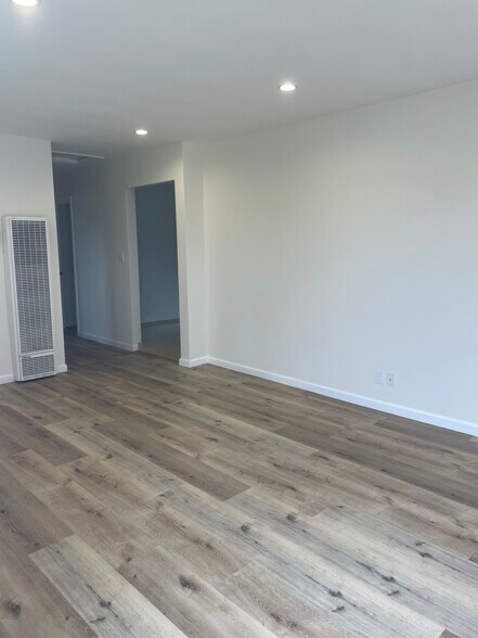 Building Photo - 526 Ponoma St