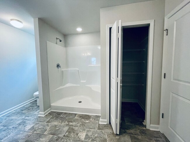 Building Photo - Gorgeous 4bed/3bath home w/ Fenced Yard in...