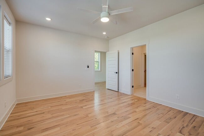 Building Photo - Stunning 4-Bedroom Nashville Home with Granite Countertops, Hardwood Floors, and Fireplace!