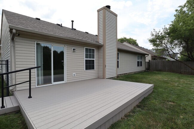 Building Photo - 3 Bedroom Fishers Rambler!
