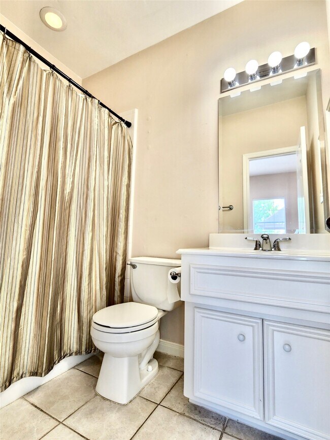 Building Photo - 32 Waugh Dr