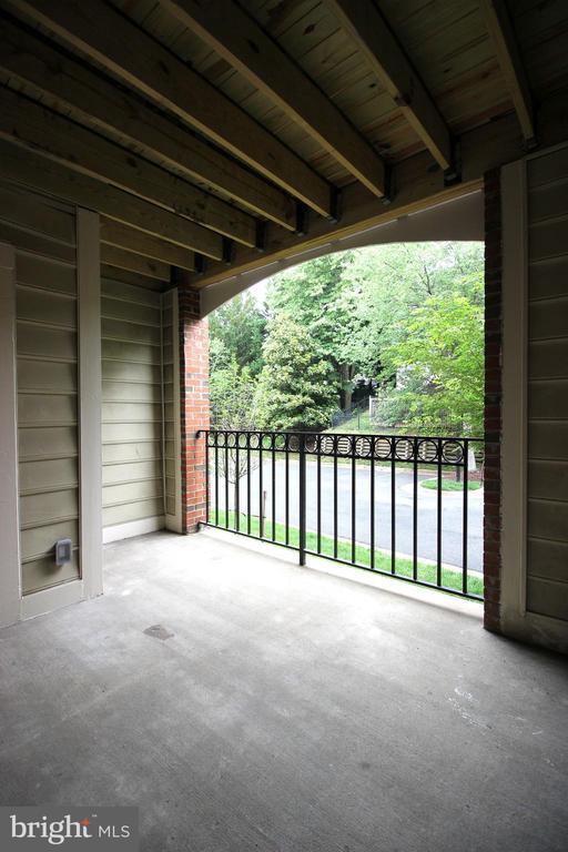 Building Photo - 1100 Quaker Hill Dr