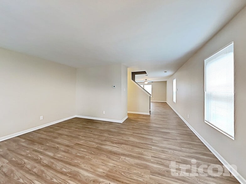 Building Photo - 7242 Fox Point Dr