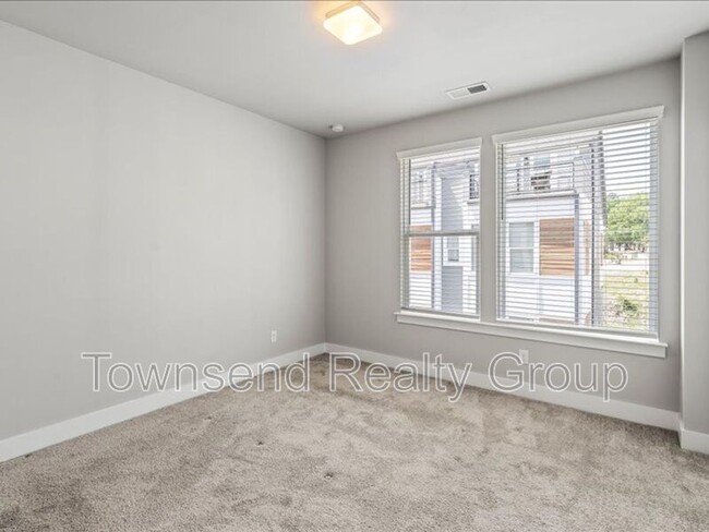 Building Photo - 2122 Bryant Park Dr