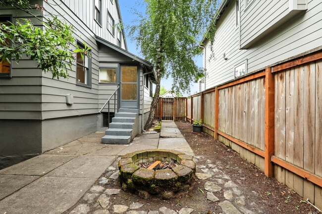 Building Photo - 423 NE 55th Ave