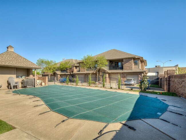 Building Photo - 6162 N Brookline Ave