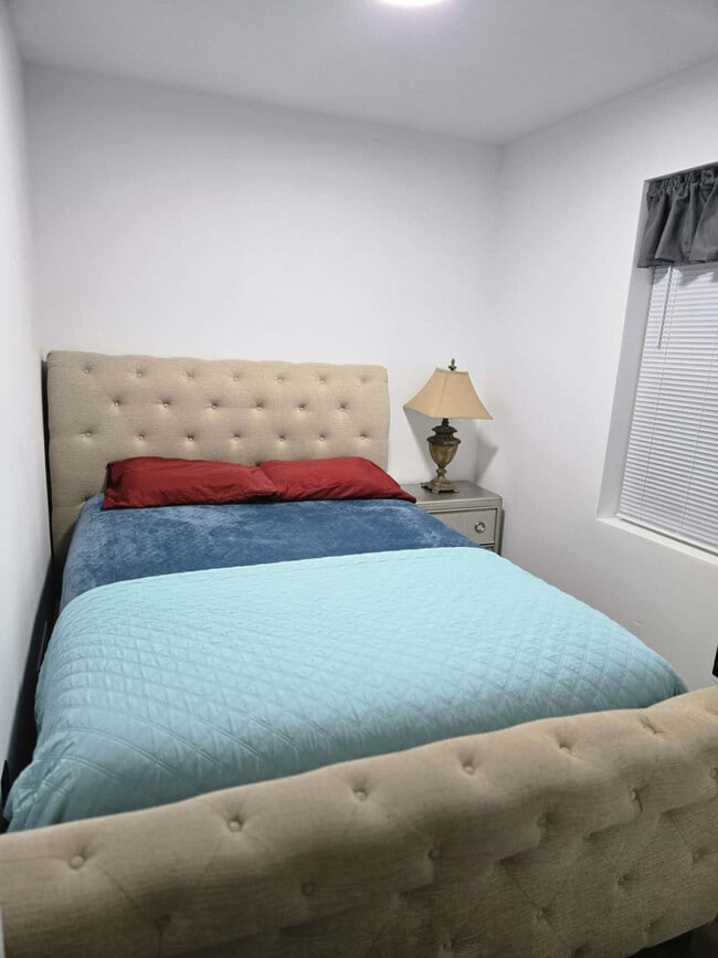 Building Photo - 11765 Glenfield Ave