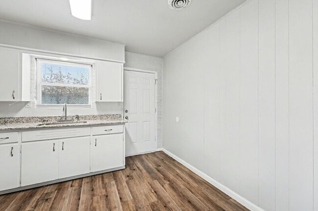 Building Photo - 704 W Oak St