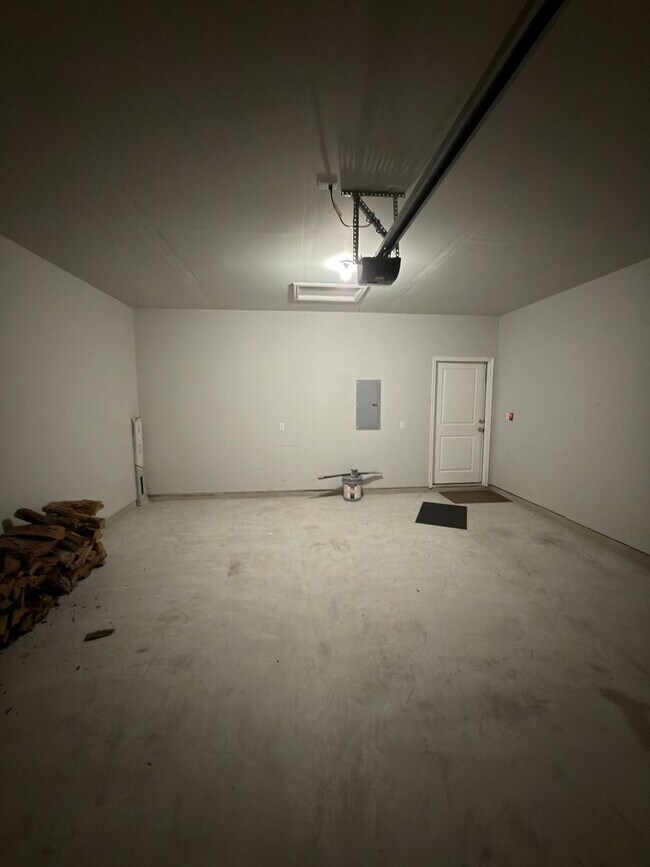 Building Photo - LARGE BEDROOMS!