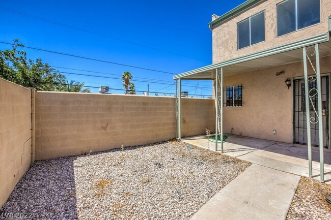 Building Photo - 5915 Vegas Dr