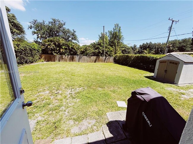 Building Photo - 1075 NE 120th St