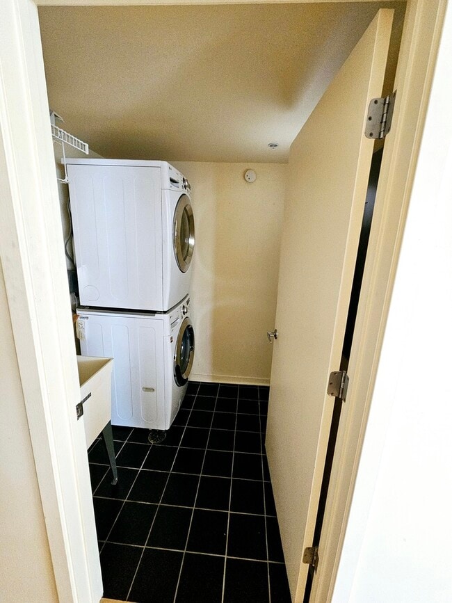 Building Photo - 1640 Maple Ave