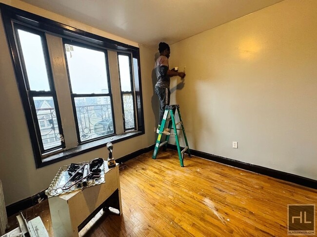 Building Photo - 448 E 26th St