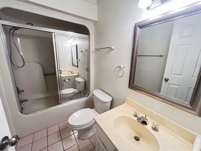 Building Photo - 2.5 Blocks to the Beach! Unfurnished 2 Bedroom, 2 Bath Condo on 1st Floor!