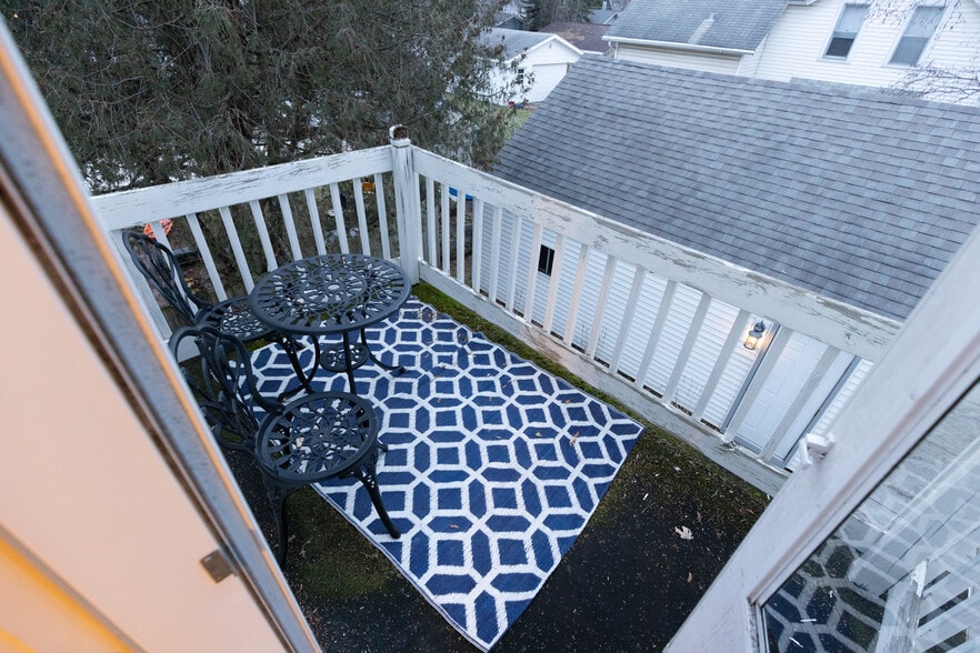 Deck - 323 N Bennett St