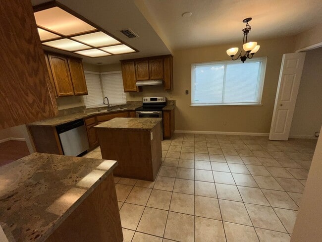 Building Photo - 4BR / 2.5 bath with over 1700 square feet....