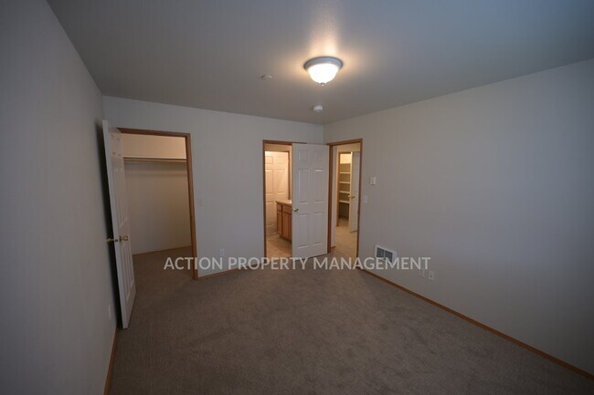 Building Photo - 2 bed 1 bath, top floor apartment in Port Angeles, close to Peninsula College and the Olympic Nat...
