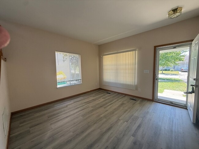 Building Photo - 757 Bayles Dr