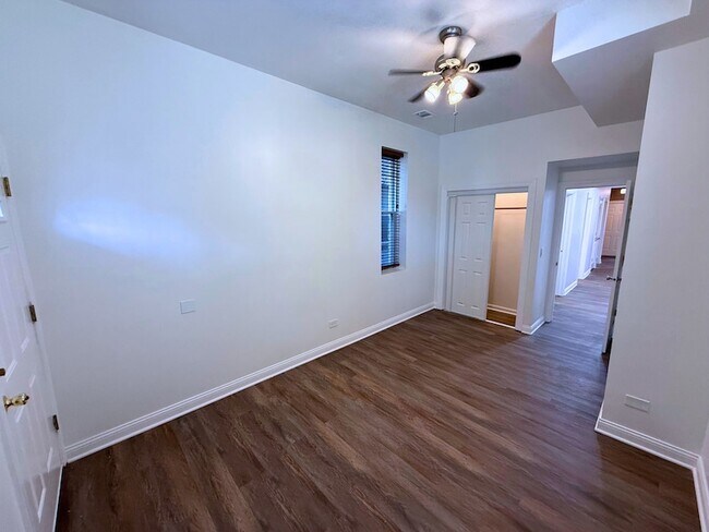 Building Photo - 3536 S Prairie Ave