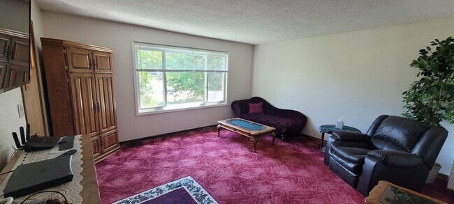 Building Photo - Partially Furnished 3 Bedroom House