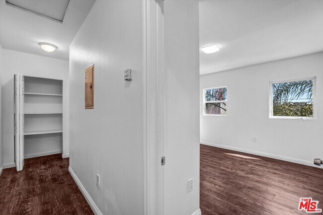 Building Photo - 5319 1/2 Normandie Ave