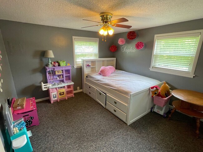 Building Photo - 3 Bedroom 1 Bathroom House Stilwell, OK