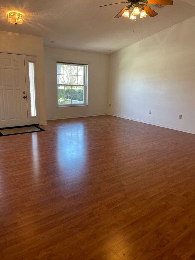 Building Photo - Adorable 2 bedroom 2 bath pool home in Seven Hills