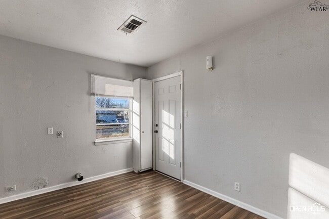 Building Photo - 1411 Deville St