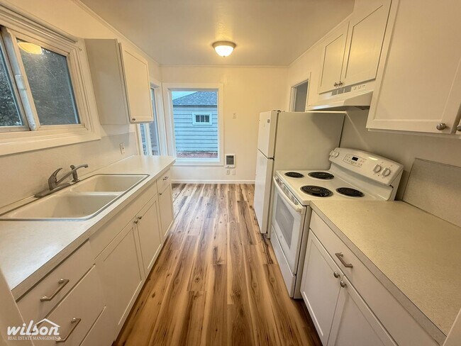 Building Photo - 1420-1420 Queen Ave