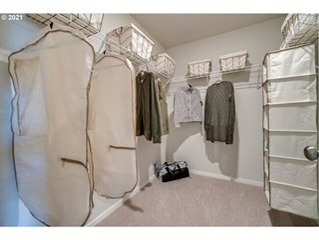 Building Photo - 3 Bed 2.5 Bath Home in Vancouver! Stainles...