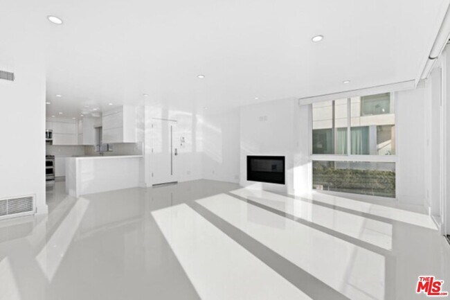 Building Photo - 2419 Ocean Front Walk
