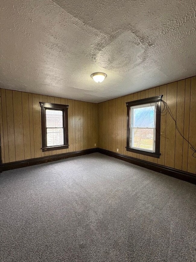 Building Photo - Large 4 bedrooms 2 full bathroom home for rent