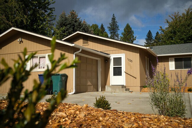 Building Photo - 1325 E Syringa Dr