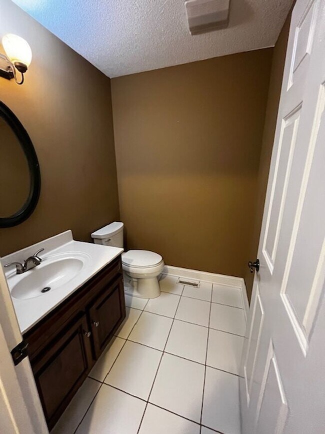 Building Photo - Beautiful 4 bedroom 2.5 bath home with lawncare, internet and security system included in rent