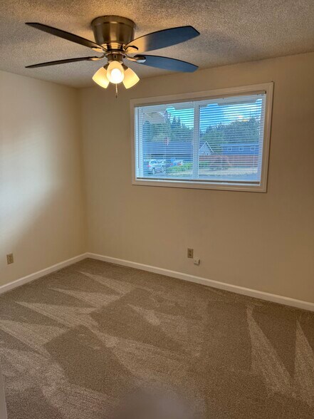 1 of 2 smaller bedrooms - 15320 NE 31st St